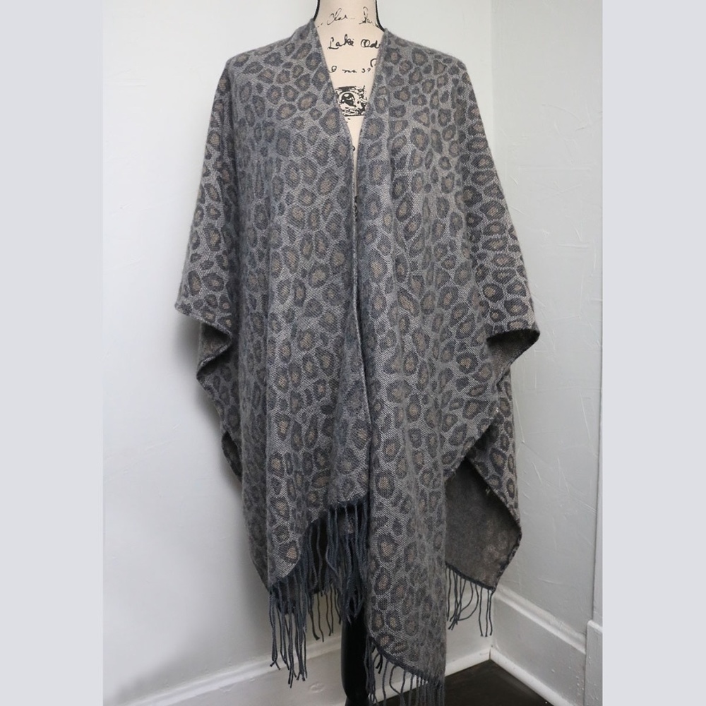 Woolrich Women's Gray Leopard Print Soft Poncho Fringed Wrap Free Size